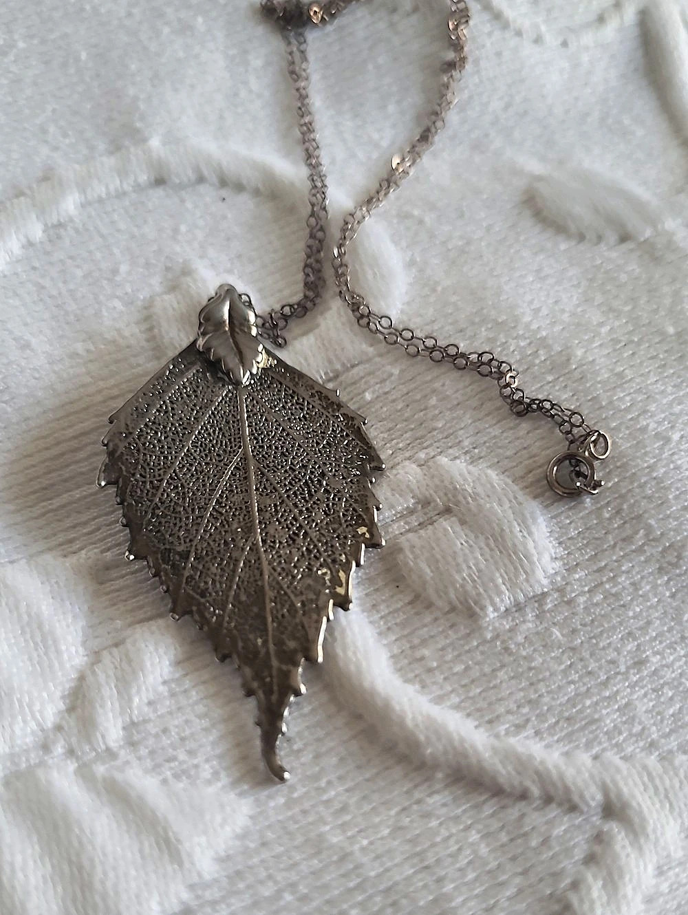 Leaf Pendant Necklace in Gray Like New